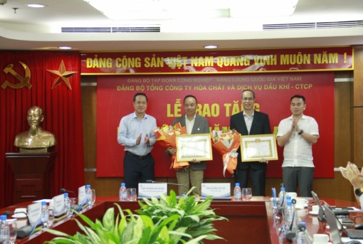Đảng bộ PVChem trang trọng tổ chức Lễ trao tặng Huy hiệu 30 năm tuổi Đảng